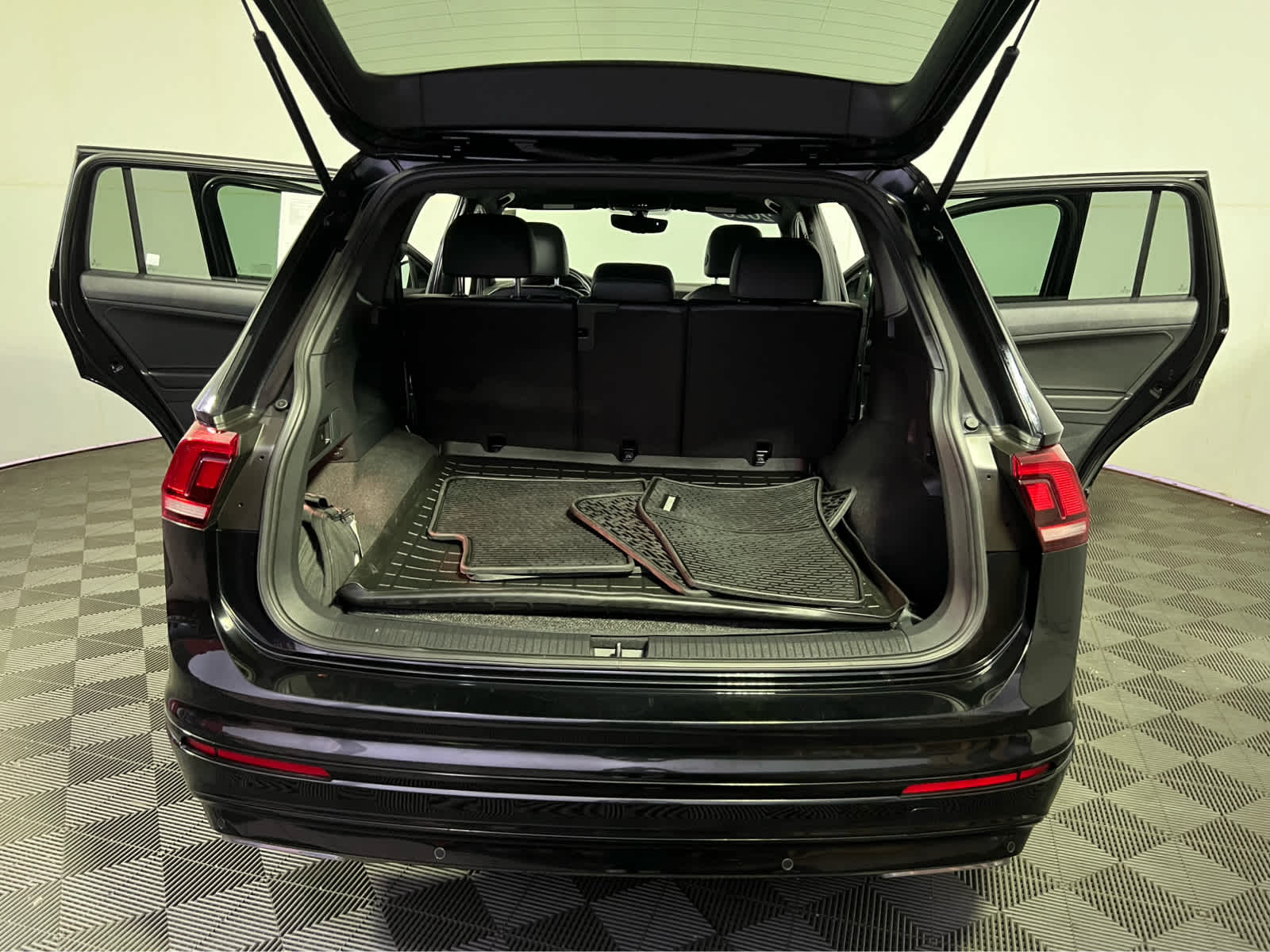 2020 Volkswagen Tiguan SE R-Line Black