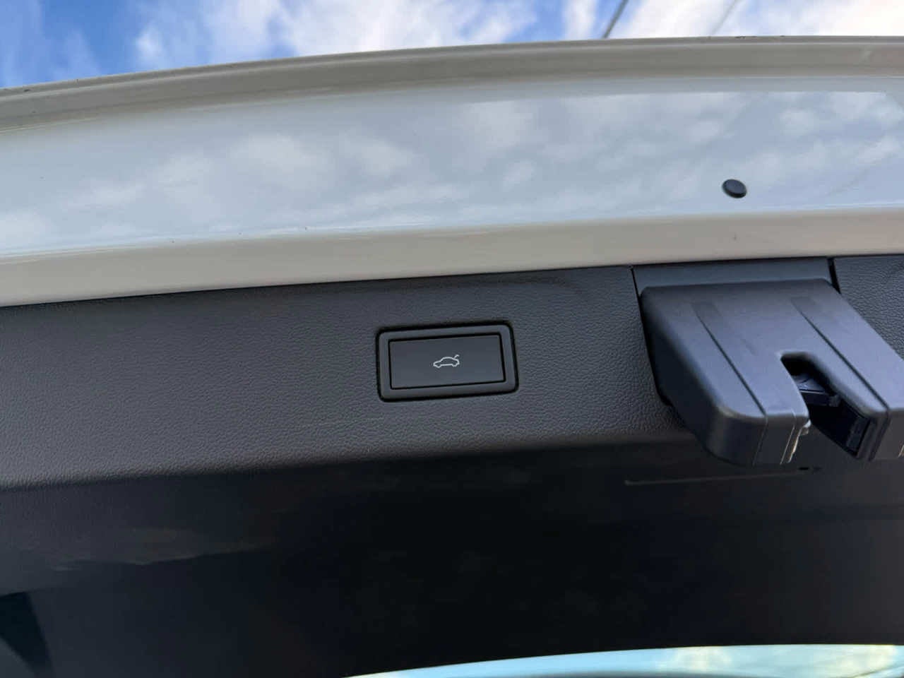 2027 Volkswagen Atlas 2.0T SE w/ Technology