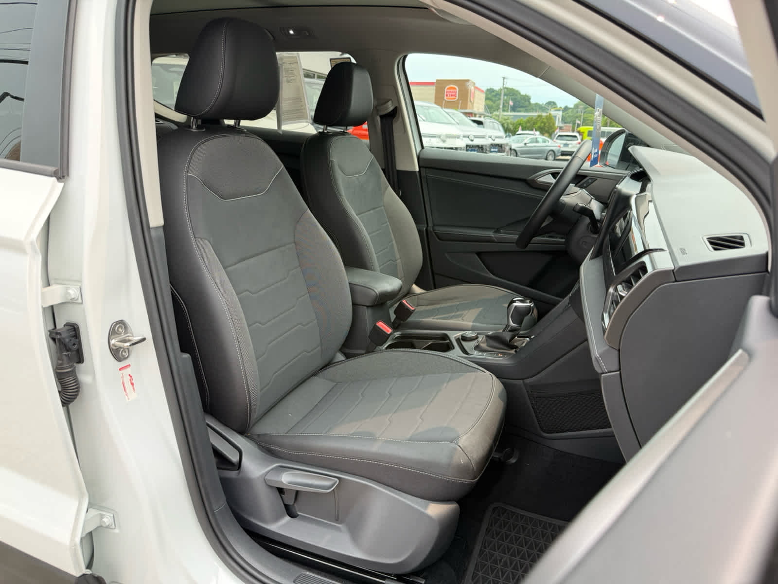 2025 Volkswagen Taos SE