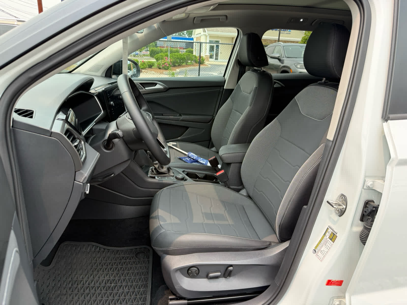 2025 Volkswagen Taos SE